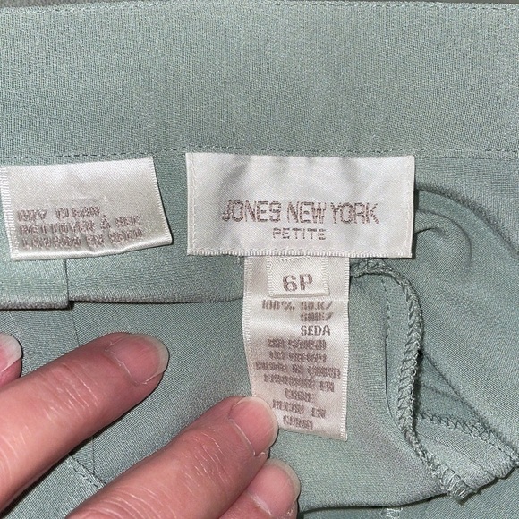 Silk Business Suit.  100% Silk!!!  Vintage.  Cuffed legs.  Pleated pant front. - Picture 12 of 14